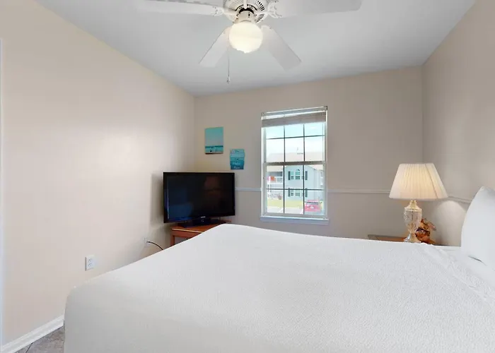 3b/2b W/ Pool & Tennis Court, Sleeps 6 Holiday home *