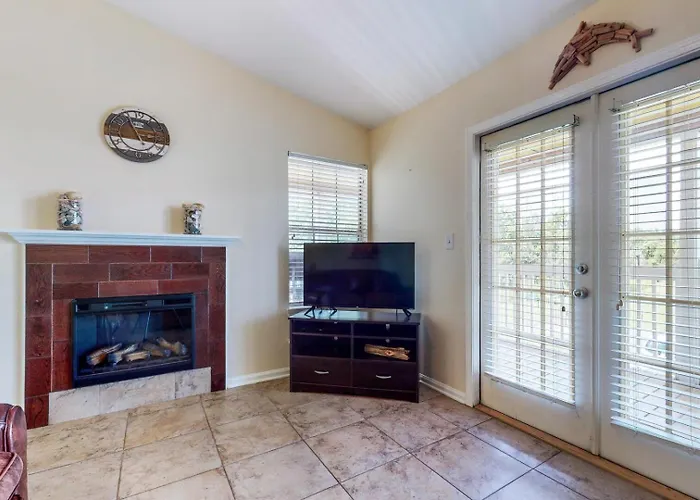 Holiday home 3b/2b W/ Pool & Tennis Court, Sleeps 6