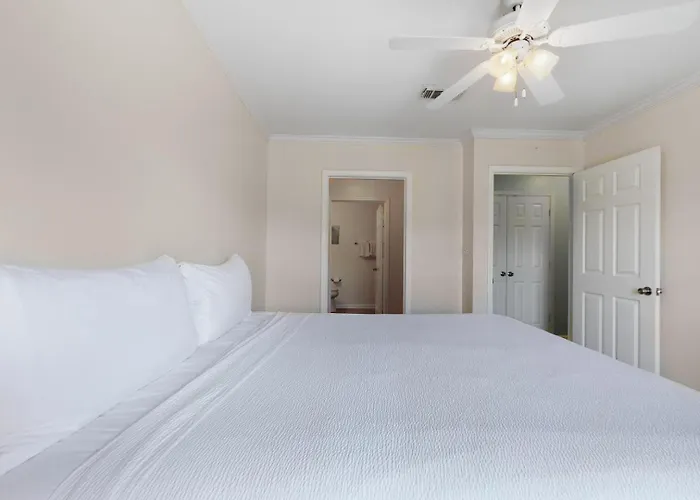 Holiday home 3b/2b W/ Pool & Tennis Court, Sleeps 6 *
