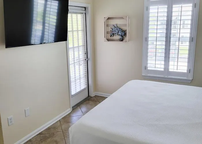 3b/2b W/ Pool & Tennis Court, Sleeps 6 *