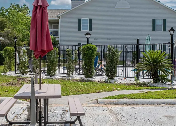 3b/2b W/ Pool & Tennis Court, Sleeps 6 Holiday home
