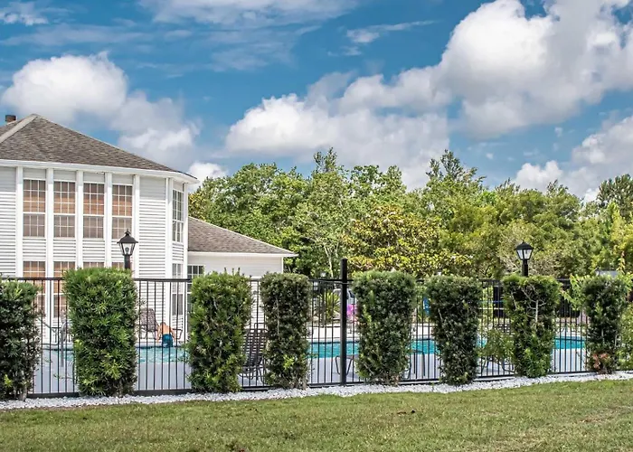 Holiday home 3b/2b W/ Pool & Tennis Court, Sleeps 6 *